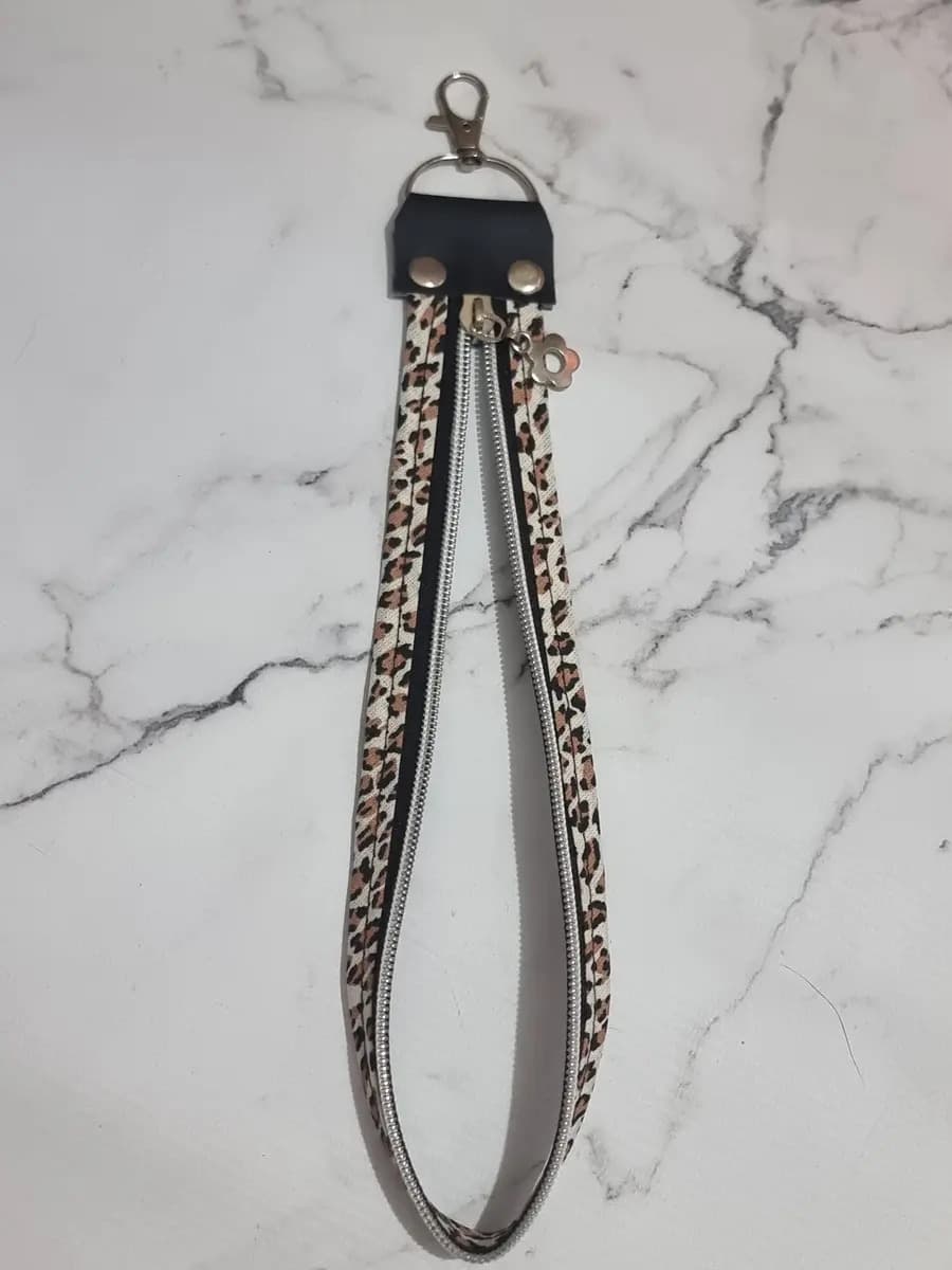 Llavero Porta Cuelga Campera Viral Color Animal print